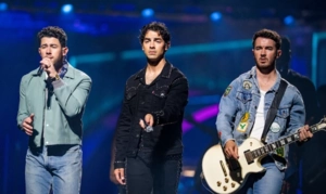 Братья Джонас спасут Рождество в новом фильме и выпустят праздничный альбом Братья Джонас спасут Рождество в новом фильме и выпустят праздничный альбом