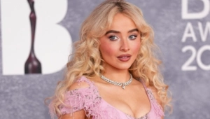 Сабрина Карпентер «арестовала» Мисс Пигги на своем концерте