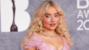 Сабрина Карпентер «арестовала» Мисс Пигги на своем концерте Сабрина Карпентер «арестовала» Мисс Пигги на своем концерте