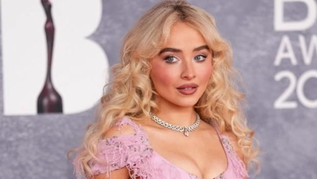 Сабрина Карпентер «арестовала» Мисс Пигги на своем концерте