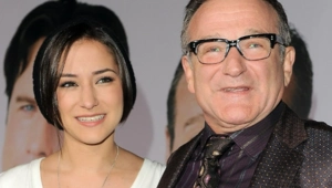 Дочь Робина Уильямса раскритиковала видеоролики с «ожившим» отцом Дочь Робина Уильямса раскритиковала видеоролики с «ожившим» отцом