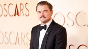 Ди Каприо с лайтстиком в руках покорил зрителей во время номера HUNTR/X на церемонии «Оскар»