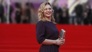 51-летняя Алла Довлатова вышла в свет в платье с глубоким декольте: ФОТО