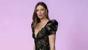 Мария Шарапова вышла в свет в элегантном платье с цветочным принтом