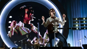 Arctic Monkeys выпустили новую песню для благотворительного проекта Arctic Monkeys выпустили новую песню для благотворительного проекта