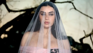 Charli XCX намекнула на дуэтную песню на предстоящем альбоме: «Вы не сможете угадать»