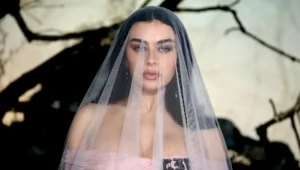 Charli XCX намекнула на дуэтную песню на предстоящем альбоме: «Вы не сможете угадать» Charli XCX намекнула на дуэтную песню на предстоящем альбоме: «Вы не сможете угадать»