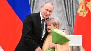 Владимир Путин трогательно поздравил Александру Пахмутову Владимир Путин трогательно поздравил Александру Пахмутову