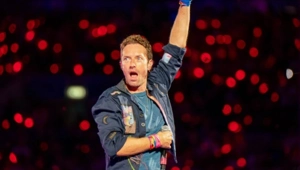 Дочь Криса Мартина впервые спела перед отцом при полном зале Дочь Криса Мартина впервые спела перед отцом при полном зале