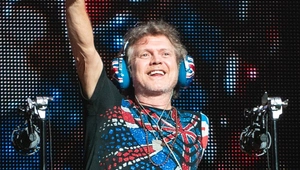 Однорукий ударник группы Def Leppard подвергся нападению Однорукий ударник группы Def Leppard подвергся нападению