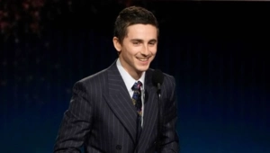 После слухов о свадьбе с Кайли Дженнер: Шаламе попал в объективы папарацци с другой актрисой