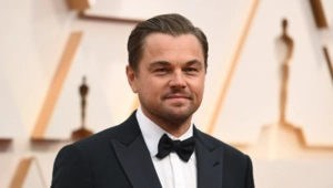 Заметно похудевший Леонардо Ди Каприо вышел в свет в полном одиночестве Заметно похудевший Леонардо Ди Каприо вышел в свет в полном одиночестве