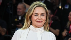 Алисия Сильверстоун заплатит 50 тысяч долларов за похищенных жирафят