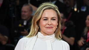 Алисия Сильверстоун заплатит 50 тысяч долларов за похищенных жирафят Алисия Сильверстоун заплатит 50 тысяч долларов за похищенных жирафят