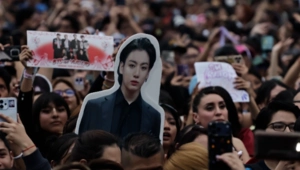 Юные фанаты BTS освоили стрелочные часы ради билетов на концерт любимой группы
