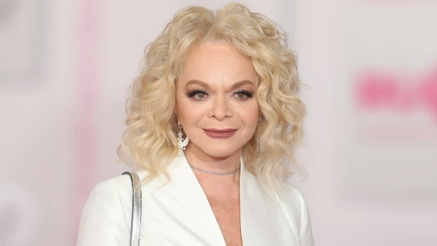 Лариса Долина улетела в ОАЭ: передача квартиры Полине Лурье может затянуться до конца января