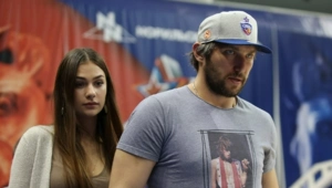 Жена Александра Овечкина восхитила фанатов съемкой в алом платье-комбинации Жена Александра Овечкина восхитила фанатов съемкой в алом платье-комбинации