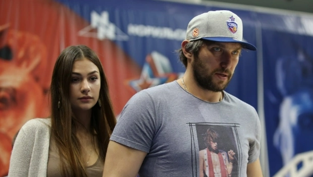 Жена Александра Овечкина восхитила фанатов съемкой в алом платье-комбинации