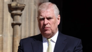 СМИ: Эпштейн предлагал в шутку принять в семью принца Эндрю СМИ: Эпштейн предлагал в шутку принять в семью принца Эндрю