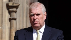 СМИ: Эпштейн предлагал в шутку принять в семью принца Эндрю СМИ: Эпштейн предлагал в шутку принять в семью принца Эндрю