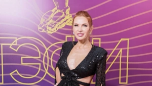 Эвелина Бледанс сообщила о странных подарках от фанатов: кукла в самогонном аппарате Эвелина Бледанс сообщила о странных подарках от фанатов: кукла в самогонном аппарате