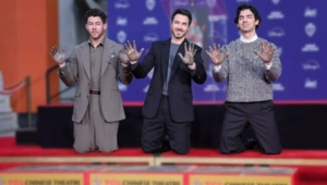 Братья Джонас оставили отпечатки в Китайском театре TCL