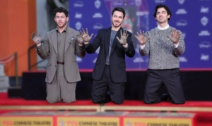 Братья Джонас оставили отпечатки в Китайском театре TCL