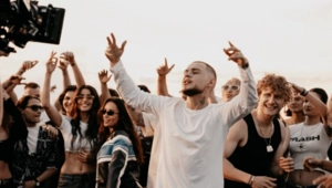 Яркие авто в духе «Форсажа» и качающие биты R’n’B: LYRIQ выпустил клип «Все в шоке» Яркие авто в духе «Форсажа» и качающие биты R’n’B: LYRIQ выпустил клип «Все в шоке»