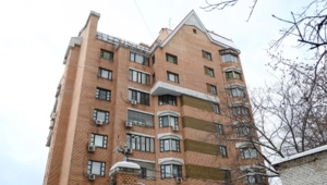 Судебные приставы приехали к спорной квартире Долиной