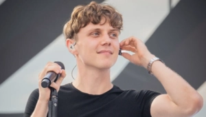 Ваня Дмитриенко рассказал МУЗ-ТВ о причинах расставания с Сашей Айс Ваня Дмитриенко рассказал МУЗ-ТВ о причинах расставания с Сашей Айс