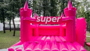 Дима Билан, Тимати, Джиган и другие звезды в розовом батутном замке Super на VK Fest