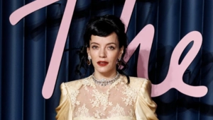 Лили Аллен отметила Рождество страстным поцелуем с Фрейдом