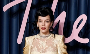 Лили Аллен отметила Рождество страстным поцелуем с Фрейдом