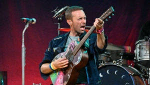 Солист Coldplay Крис Мартин сделал подарок молодоженам и лично выступил на их свадьбе Солист Coldplay Крис Мартин сделал подарок молодоженам и лично выступил на их свадьбе