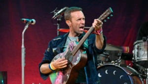 Солист Coldplay Крис Мартин сделал подарок молодоженам и лично выступил на их свадьбе