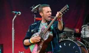 Солист Coldplay Крис Мартин сделал подарок молодоженам и лично выступил на их свадьбе Солист Coldplay Крис Мартин сделал подарок молодоженам и лично выступил на их свадьбе