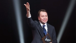 Евгений Миронов впервые за долгое время вышел в свет вместе с сыном Евгений Миронов впервые за долгое время вышел в свет вместе с сыном