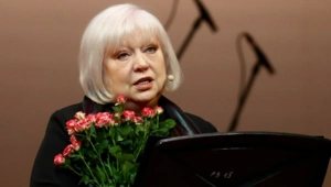 Борющаяся с онкологией Светлана Крючкова появилась на публике в инвалидном кресле