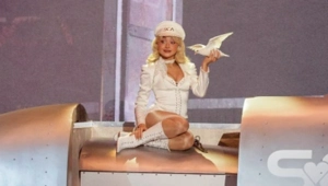 Сабрина Карпентер подверглась критике от зоозащитников после выступления на «Грэмми» с живой птицей Сабрина Карпентер подверглась критике от зоозащитников после выступления на «Грэмми» с живой птицей