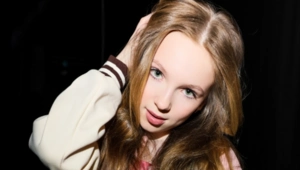 12-летняя Betsy собрала фанатов и друзей на большом сольнике в Москве 12-летняя Betsy собрала фанатов и друзей на большом сольнике в Москве