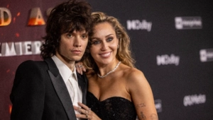 Майли Сайрус официально помолвлена