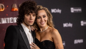 Майли Сайрус официально помолвлена