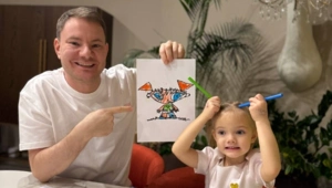 Дочь DJ SMASH нарисовала обложку для нового трека «Между небом и землей» Дочь DJ SMASH нарисовала обложку для нового трека «Между небом и землей»