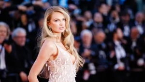 Поклонники Victoria’s Secret обвинили бренд в пренебрежении к «ангелам» после отказа Роми Стрейд