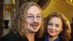 Игорь Николаев отправился на малую родину: молодая супруга певца вновь осталась дома