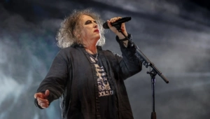 Роберт Смит из The Cure объявил участников музыкального фестиваля в поддержку молодежи с онкологией Роберт Смит из The Cure объявил участников музыкального фестиваля в поддержку молодежи с онкологией