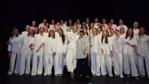 Клава Кока исполнила песню со своим детским хором