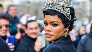 Королева показа: Тияна Тейлор покоряет Париж в «голом» платье и украшениях «из Лувра»