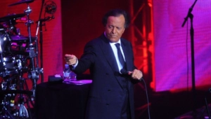 Хулио Иглесиас потребовал вице-премьера Испании отказаться от своих слов