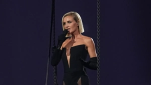 Полина Гагарина опубликовала интригующий снимок с незнакомцем